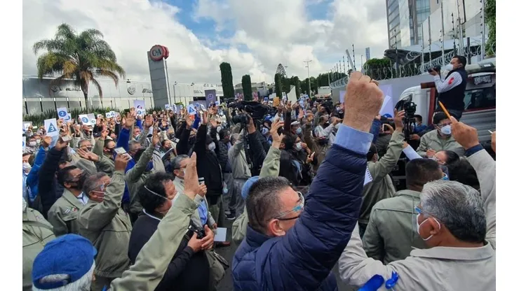 Los socios celebraron la asamblea de hoy en la calle.