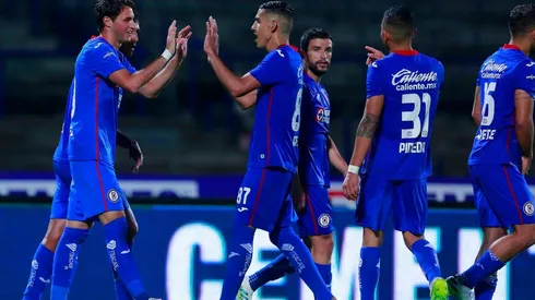 Jugadores de Cruz Azul celebran un gol.