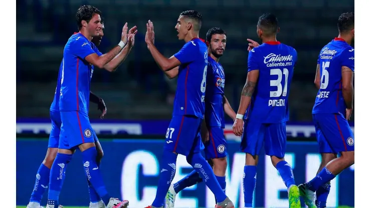 Jugadores de Cruz Azul celebran un gol.