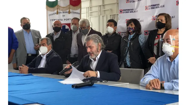 Los socios de la cooperativa en conferencia de prensa.