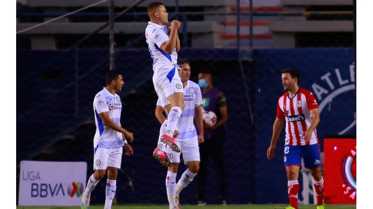 Jonathan Rodríguez festejando su segundo gol.