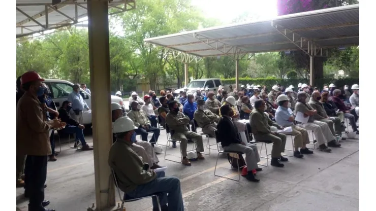 Los socios de la cooperativa reunidos en una asamblea extraordinaria.
