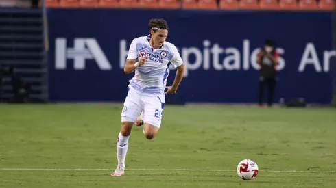 Santiago Giménez celebrando su gol.