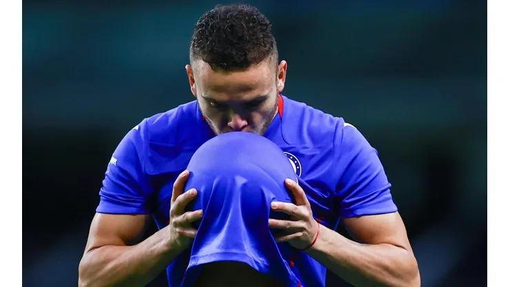 Jonathan Rodríguez besa la pelota en el duelo ante Juárez FC