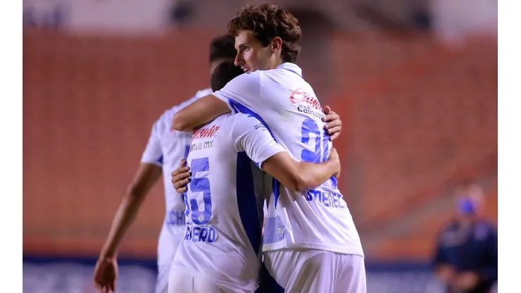 Santiago Giménez celebrando el tercer gol.