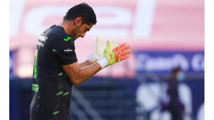 Corona tapó un penal en Atlético de San Luis vs Cruz Azul.