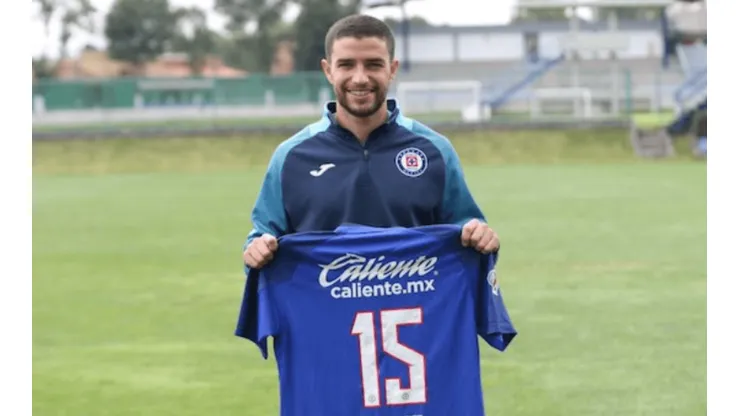 Ignacio Rivero con la playera de Cruz Azul en sus primeros días en el equipo