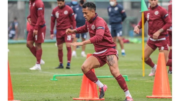 Yoshimar Yotún en un entrenamiento con la Máquina.
