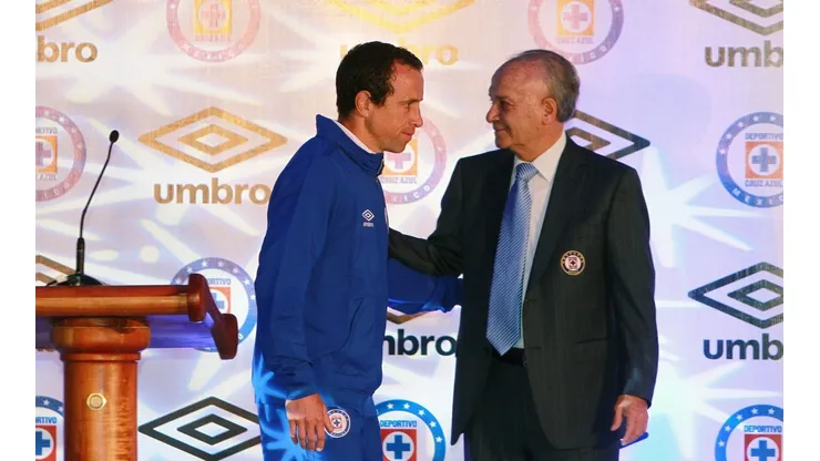 Billy Álvarez comparte con Gerardo Torrado en una conferencia de Cruz Azul.
