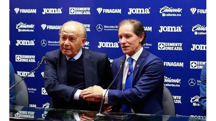 Jaime Ordiales en su presentación como director deportivo de Cruz Azul.