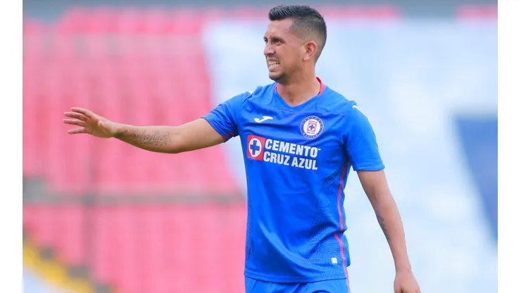 Hernández jugando por Cruz Azul ante Querétaro.