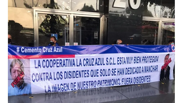 Socios de la Cooperativa protestan a favor de Billy Álvarez.