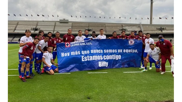 Los jugadores exhibiendo la manta para Billy Álvarez.