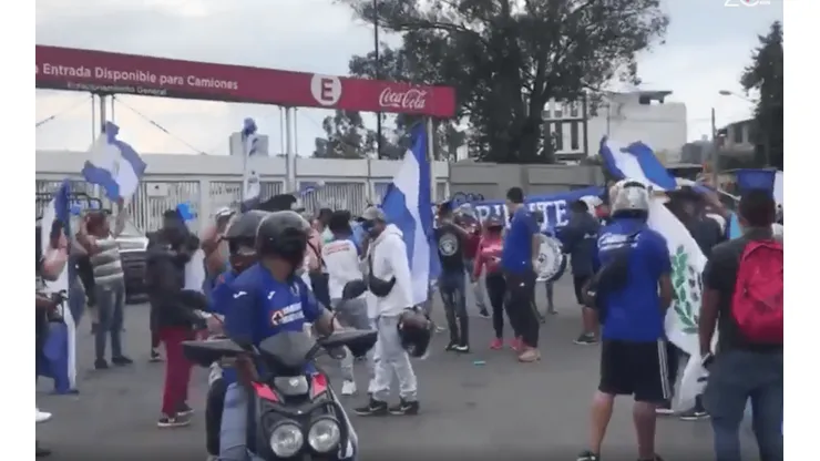 Afición de Cruz Azul espera al plantel en las afueras del estadio Azteca