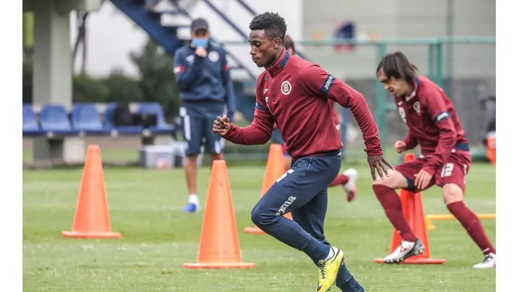 Jonathan Borja en un entrenamiento con Cruz Azul
