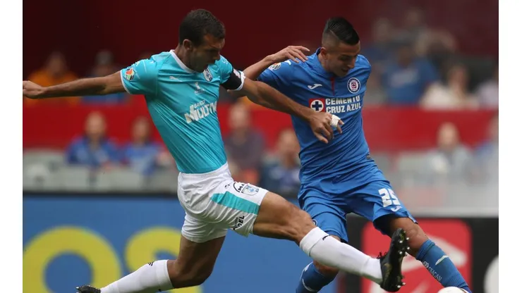 El Piojo Alvarado disputa un balón con un rival del Querétaro