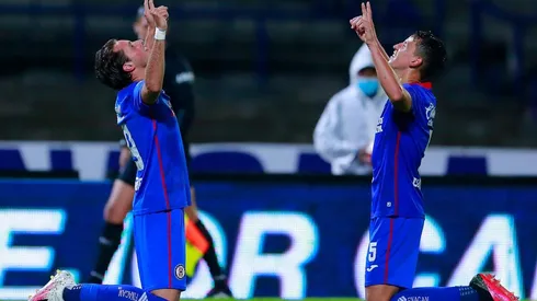 Santi Giménez celebra su tanto junto con Igor Lichnovsky