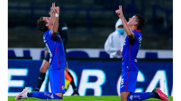 Santi Giménez celebra su tanto junto con Igor Lichnovsky