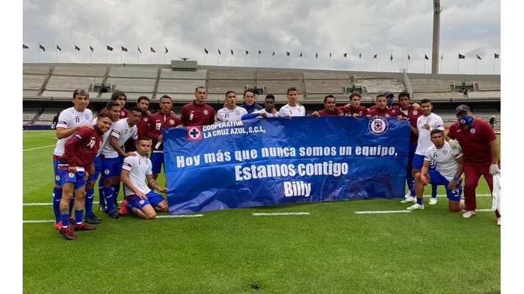 Plantel de Cruz Azul de nuevo extiende una manta en apoyo a Billy
