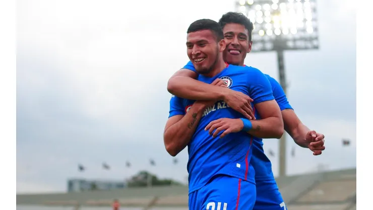 Escobar celebra su gol junto a Romo.