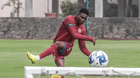 Jonathan Borja en un entrenamiento con Cruz Azul
