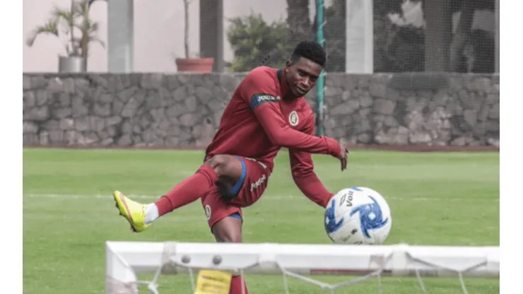 Jonathan Borja en un entrenamiento con Cruz Azul
