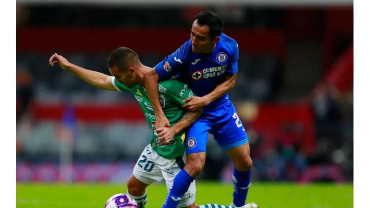 Rafael Baca en disputa de un balón en el Apertura 2019