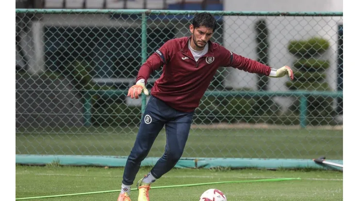 Jesús Corona en un entrenamiento con Cruz Azul