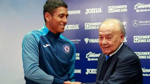 Billy Álvarez presentando a Luis Romo.