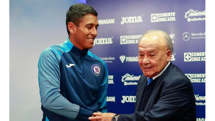 Billy Álvarez presentando a Luis Romo.
