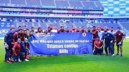 Plantel de Cruz Azul y su manta en apoyo a Billy Álvarez