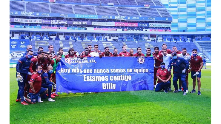 Plantel de Cruz Azul y su manta en apoyo a Billy Álvarez