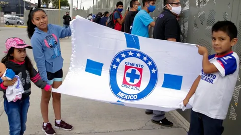 Afición de Cruz Azul llega al estadio para apoyar al equipo vs Puebla