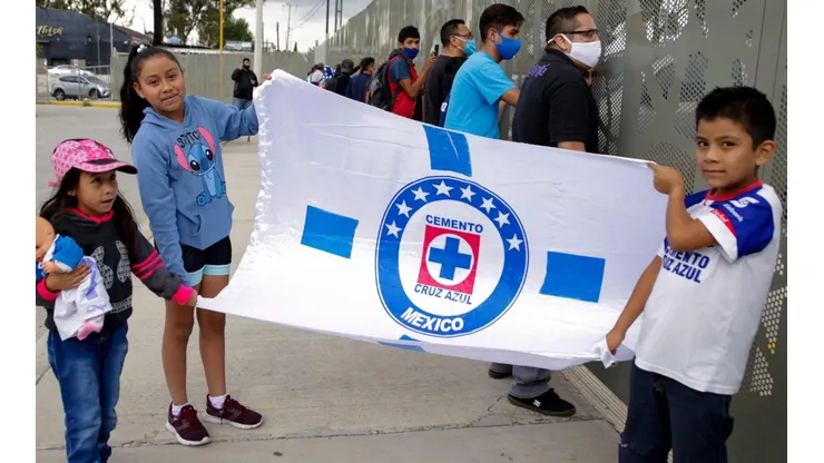 Afición de Cruz Azul llega al estadio para apoyar al equipo vs Puebla