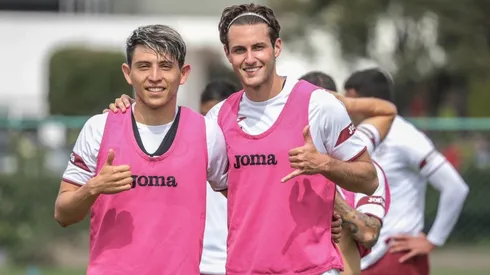 Santiago Giménez en un entrenamiento
