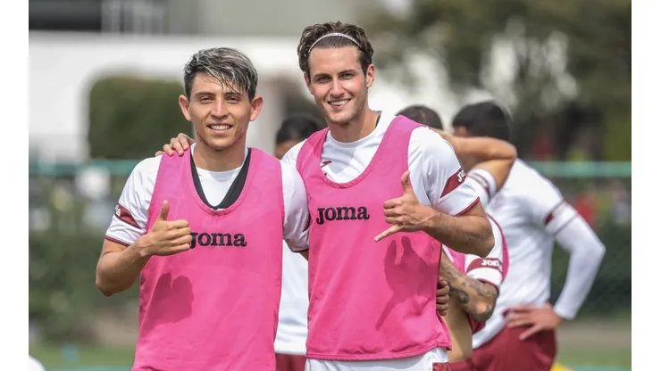 Santiago Giménez en un entrenamiento