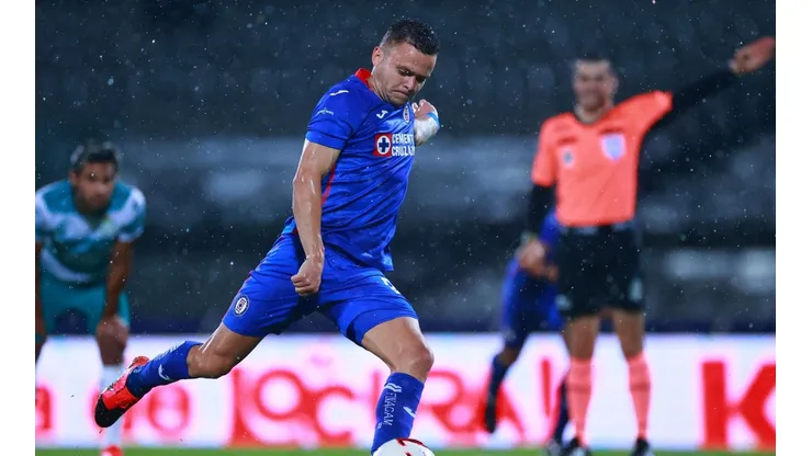 JOnathan Rodríguez ante el Santos Laguna