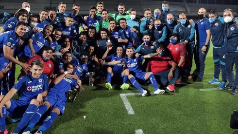 Celebrando el título en la Copa por México