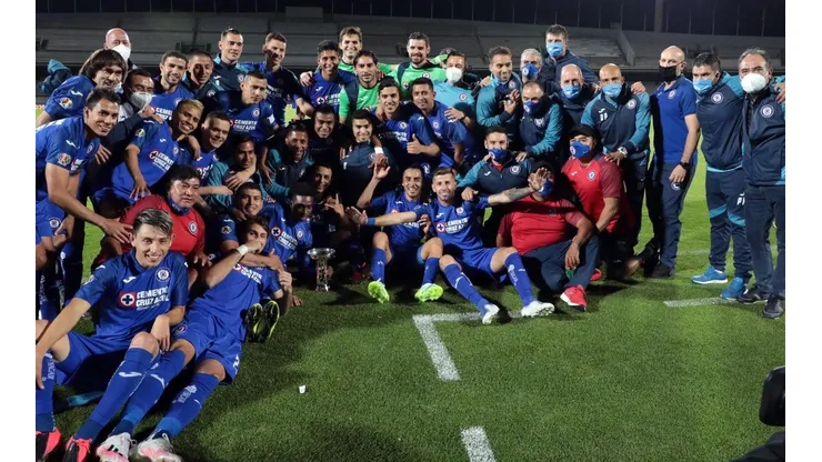 Celebrando el título en la Copa por México