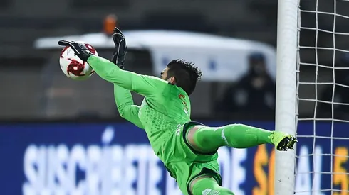 Andrés Gudiño atajando un penal