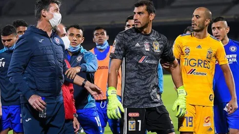 Siboldi y Pizarro al final del encuentro