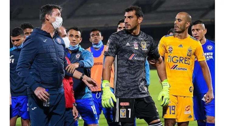 Siboldi y Pizarro al final del encuentro