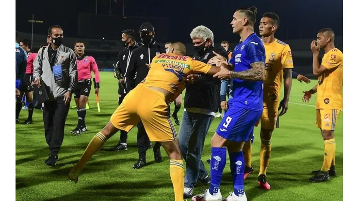 Milton Caraglio reteniendo a Guido Pizarro