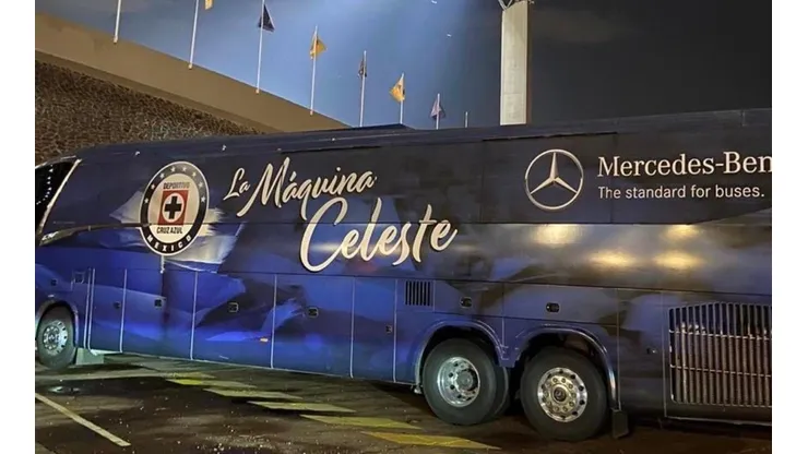 Autobús con que llegó el equipo a Ciudad UNiversitaria para el partido ante Tigres