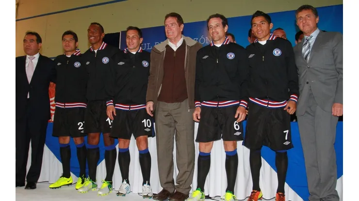 Los ex Cruz Azul se alían y disparan contra Aquino por sus dichos