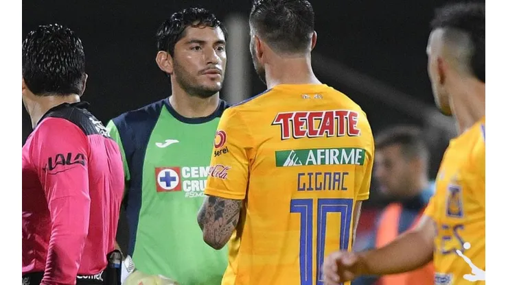 Corona y Gignac al final del primer tiempo