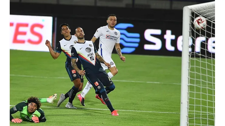 Jonathan Rodríguez ante el América en la Copa por México