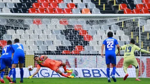 Atajada de Jesús Corona en el duelo ante el América de la jornada 10 del Clausura 2020