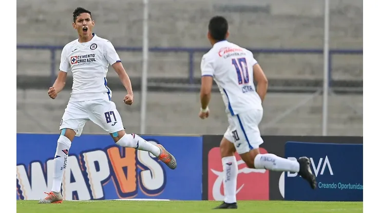 Josué Reyes celebrando uno de sus tantos