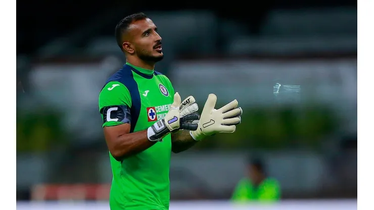 Guillermo Allison en un partido con Cruz Azul